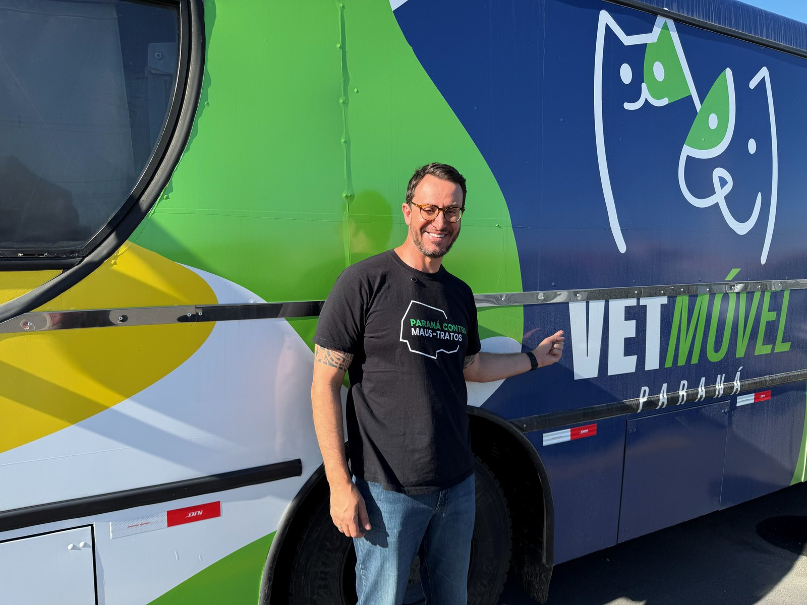 Delegado Matheus Laiola ao lado do ônibus do programa VetMóvel Paraná